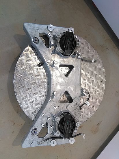 Engine cross member - front VOLVO C40