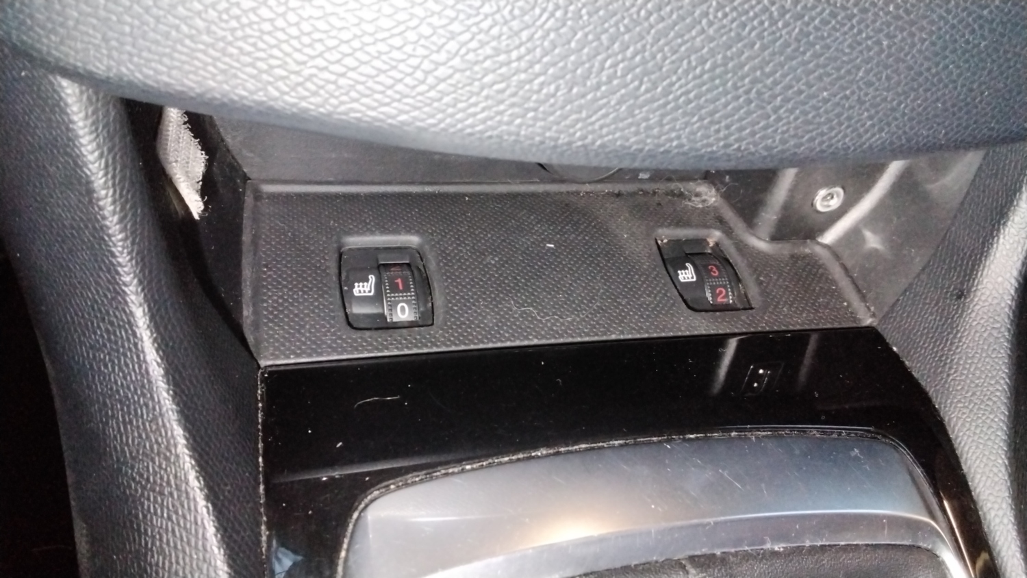 Photo prise 12V, USB, AUX, commandes sièges chauffants Peugeot 308 II -  2-161 - Photos Peugeot - Féline