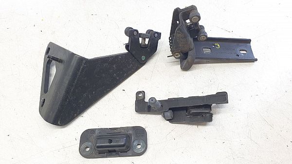 Sliding door middle roller runner