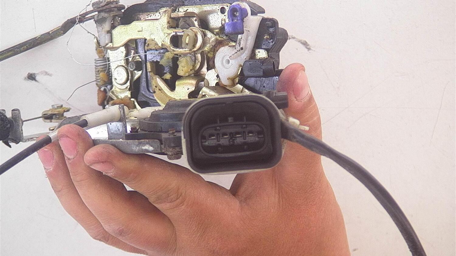 Toyota LAND CRUISER AMAZON (_J1_) Door lock 69040-60071 - Autoparts24