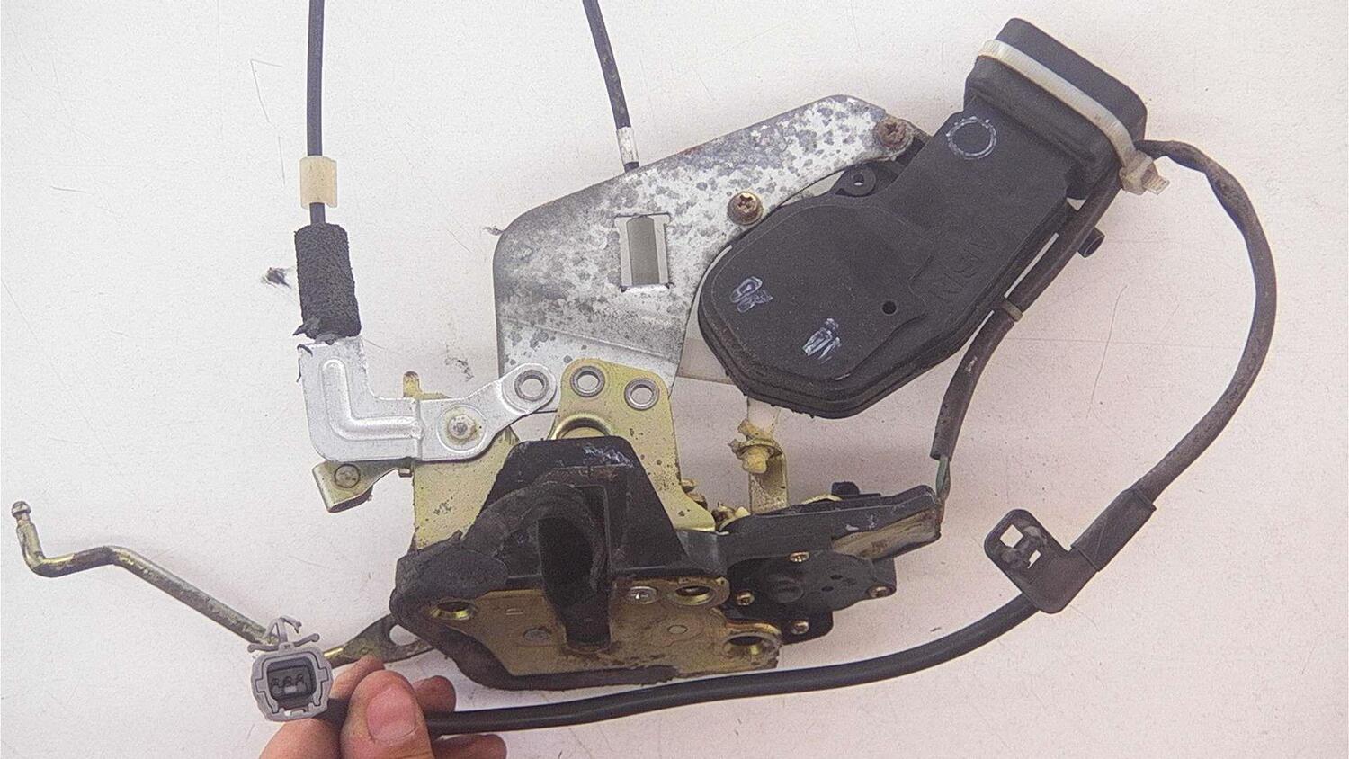 Toyota LAND CRUISER AMAZON (_J1_) Door lock 69040-60071 - Autoparts24
