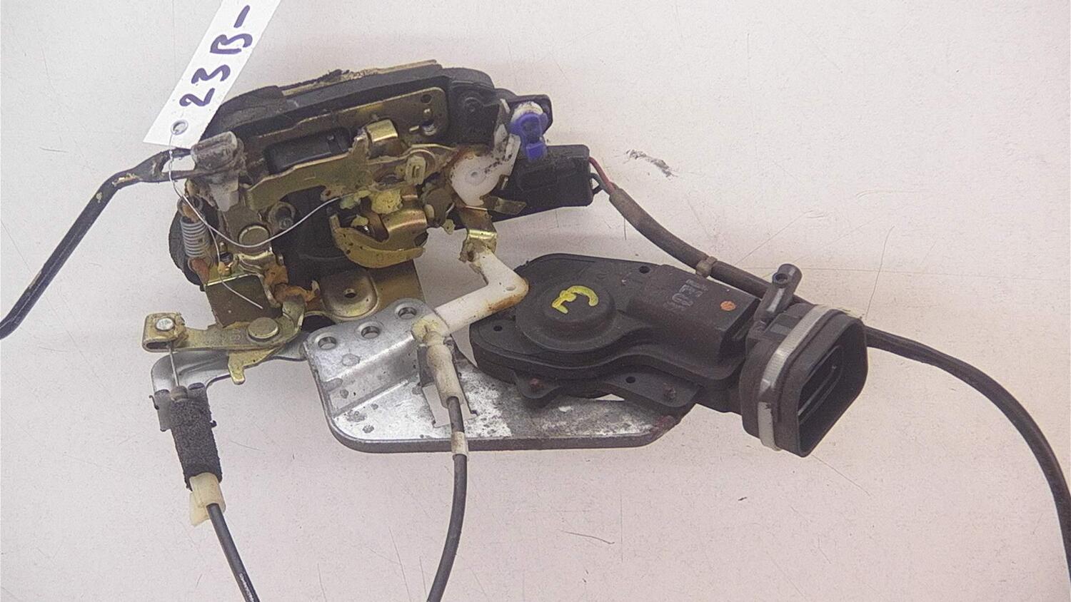 Toyota LAND CRUISER AMAZON (_J1_) Door lock 69040-60071 - Autoparts24