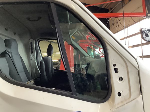 Siderute foran a-stolpe. venst RENAULT MASTER III Box (FV)
