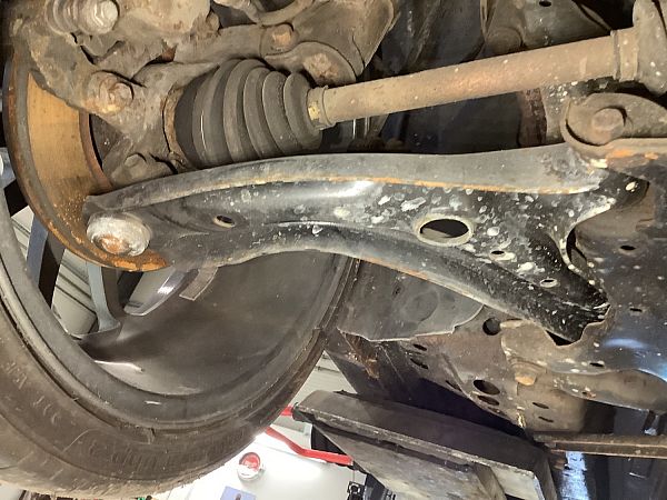 Bærearm forrest nederst FORD FIESTA VI (CB1, CCN)