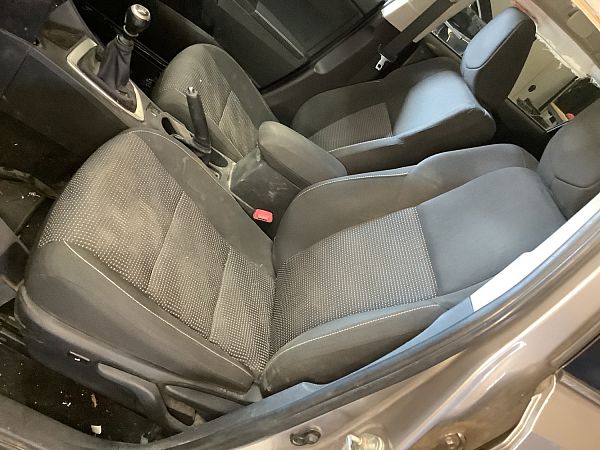 Forsæder - 4 dørs TOYOTA AURIS (_E18_)