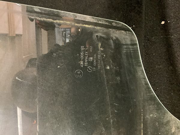 Rear vent glass