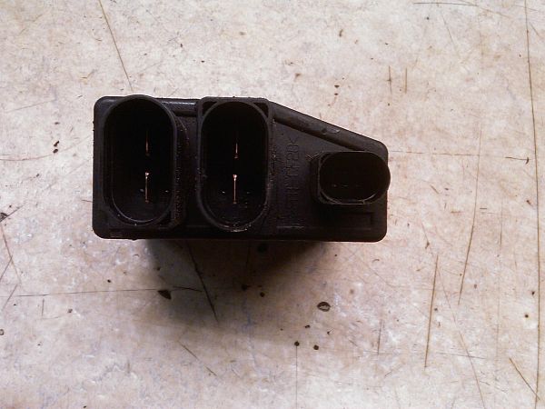 Przekaźnik - wentylator chłodnicy VW TRANSPORTER Mk V Box (7HA, 7HH, 7EA, 7EH)