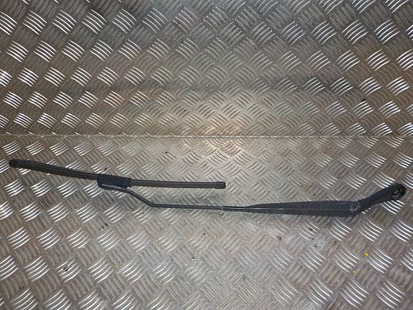 Windshield wiper blade arm