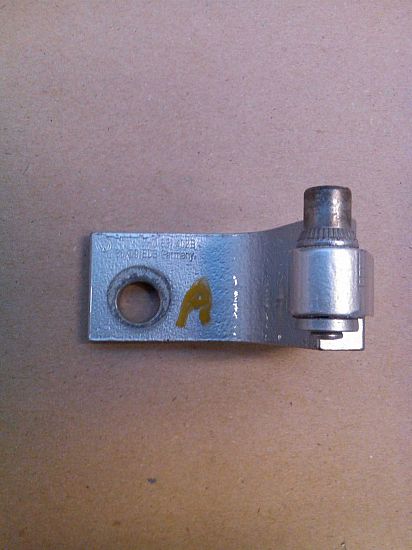 Upper door hinge