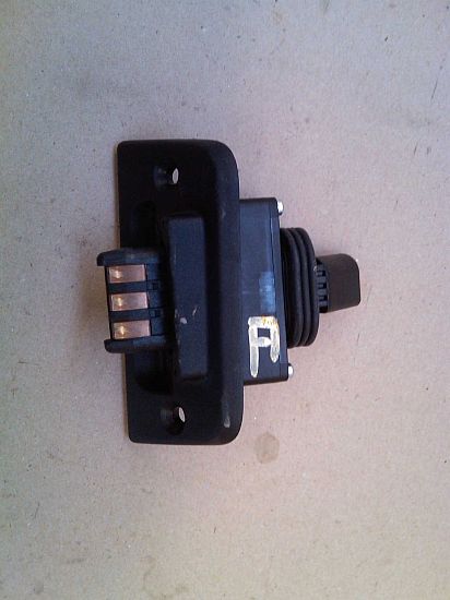 Sliding door contact joint