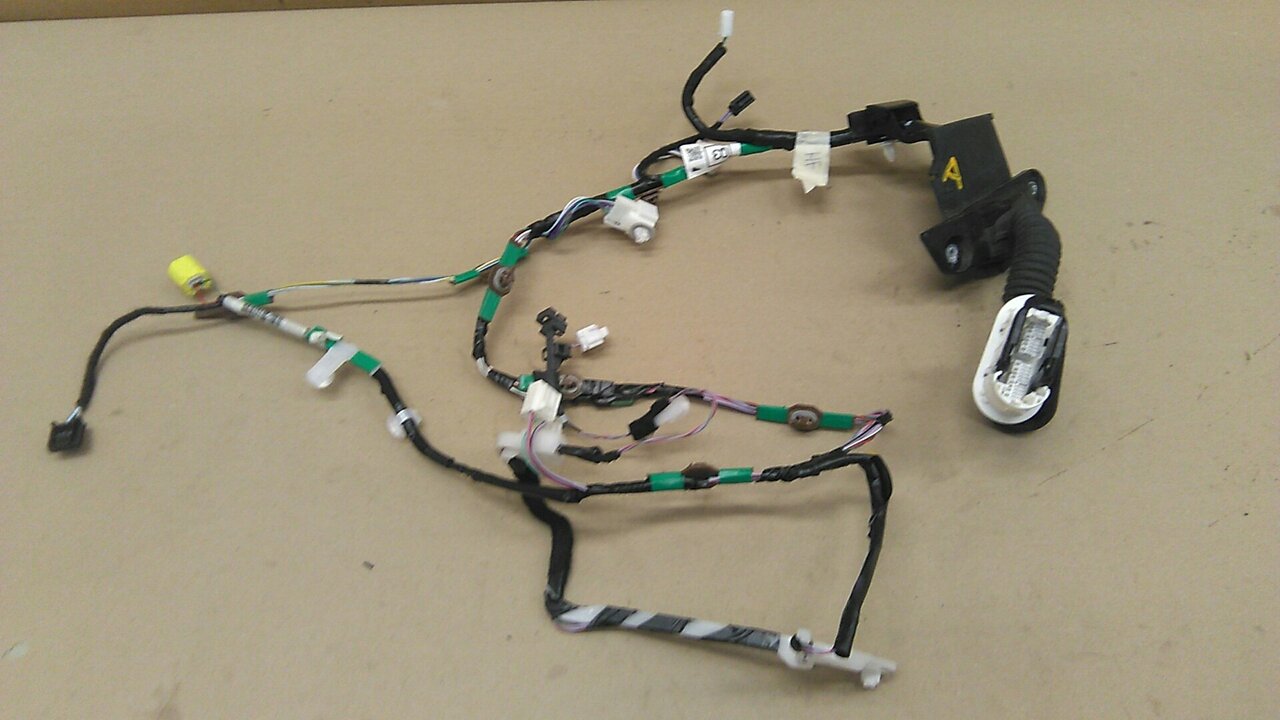 Toyota COROLLA Estate (_E21_) Wiring harness door 821520ZP40