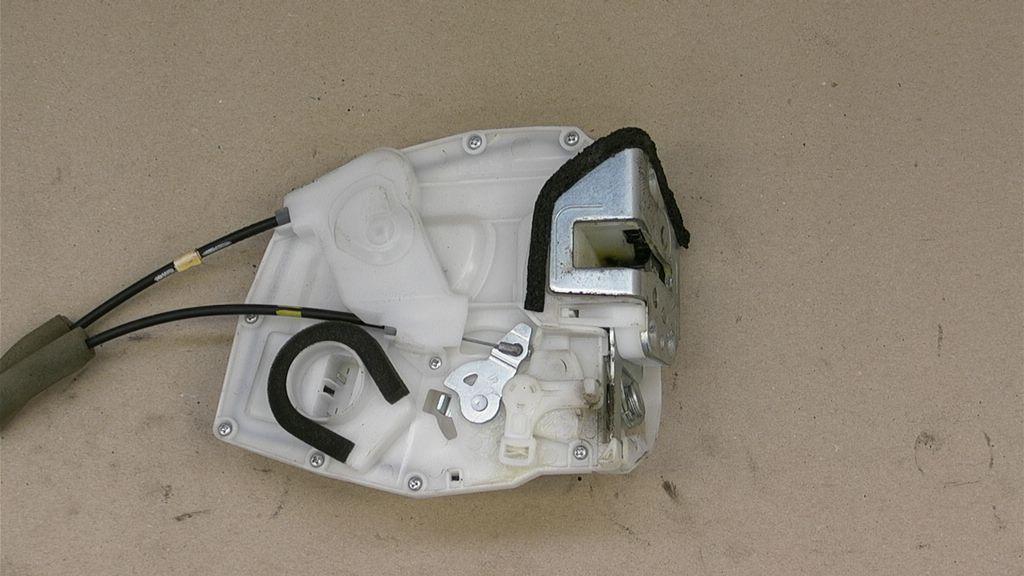 Suzuki SWIFT III (MZ, EZ) Central lock 82301-62J20 J2, 82301-62J22