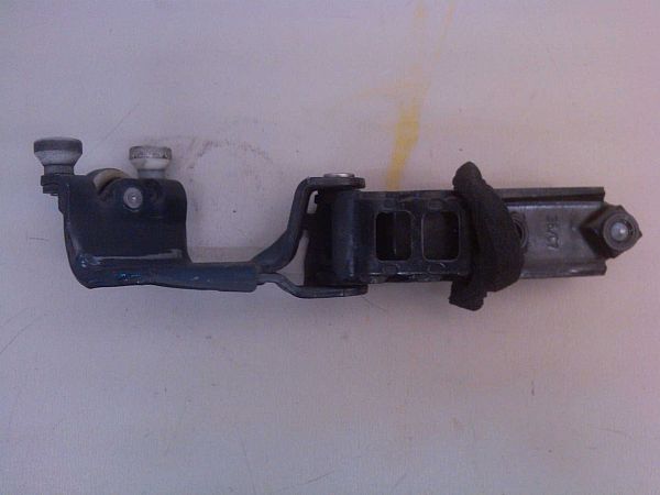 Sliding door middle roller runner