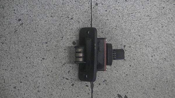 Sliding door contact joint