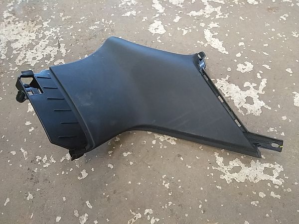D pillar trim
