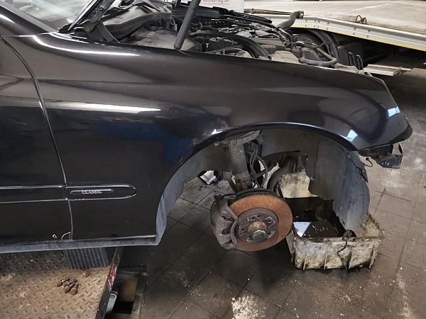 Błotnik przedni prawy MERCEDES-BENZ C-CLASS (W203)