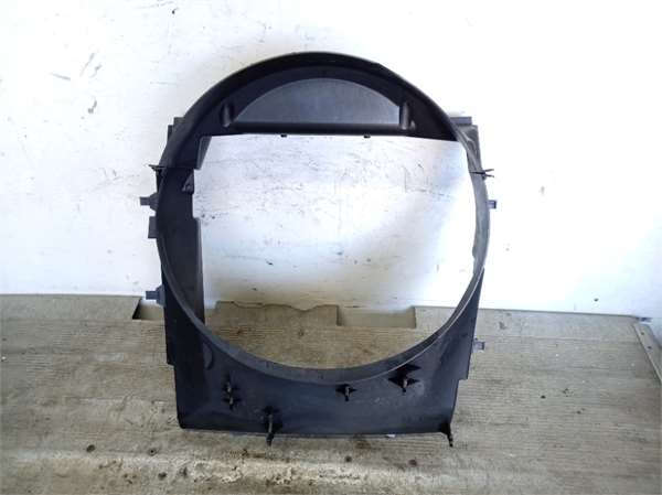 Radiator cooling fan shroud