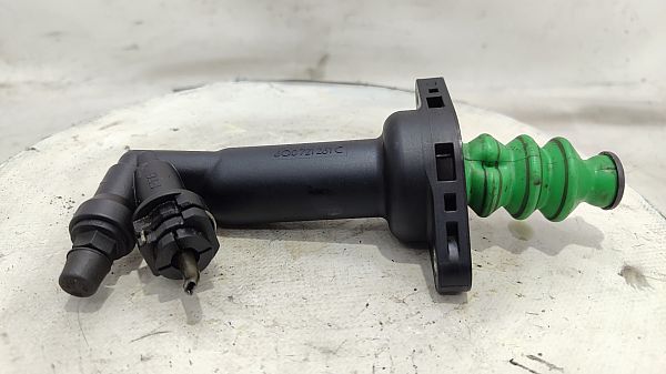 Clutch slave cylinder