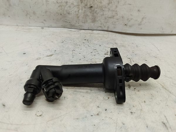 Clutch slave cylinder