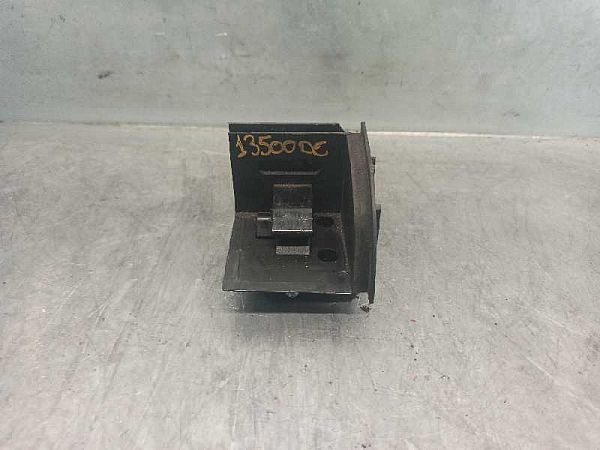 Parcel shelf cover bracket