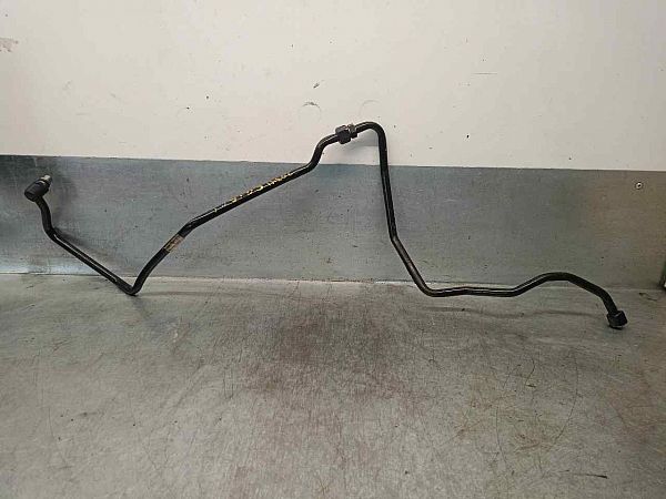 Oil cooling pipe