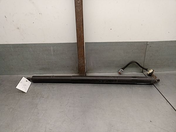 Soft-close tailgate actuator