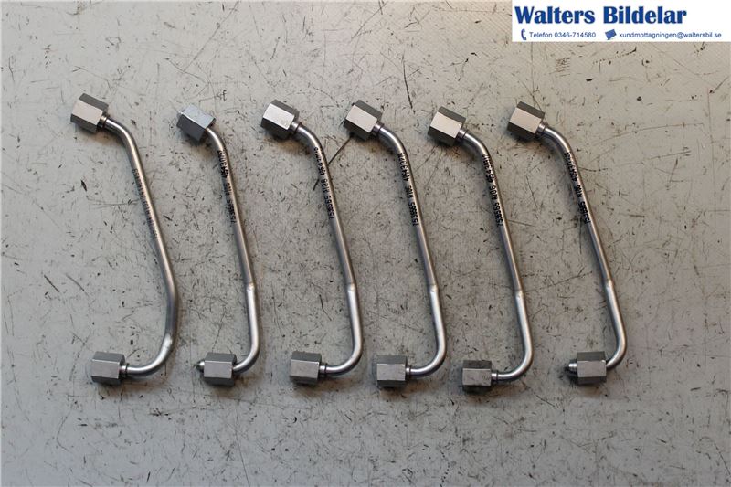 Fuel injector supply pipe