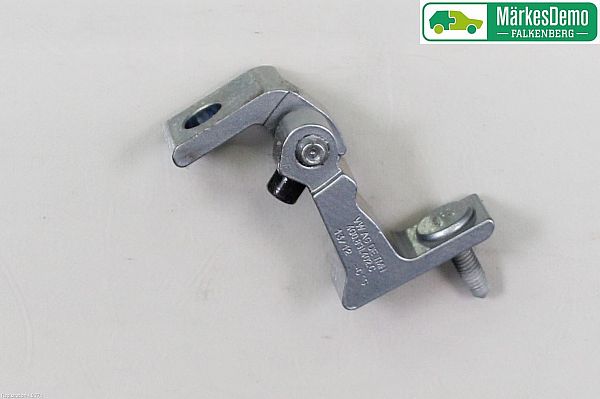 Upper door hinge
