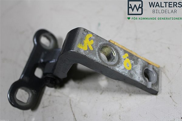 Upper door hinge