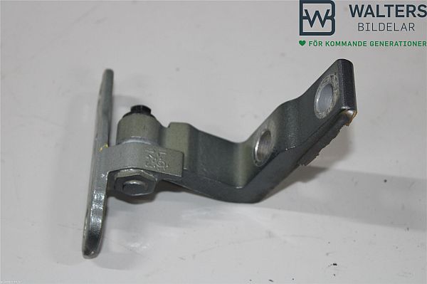 Upper door hinge