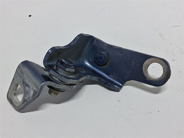 Upper door hinge