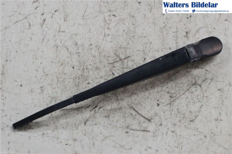 Rear wiper blade arm