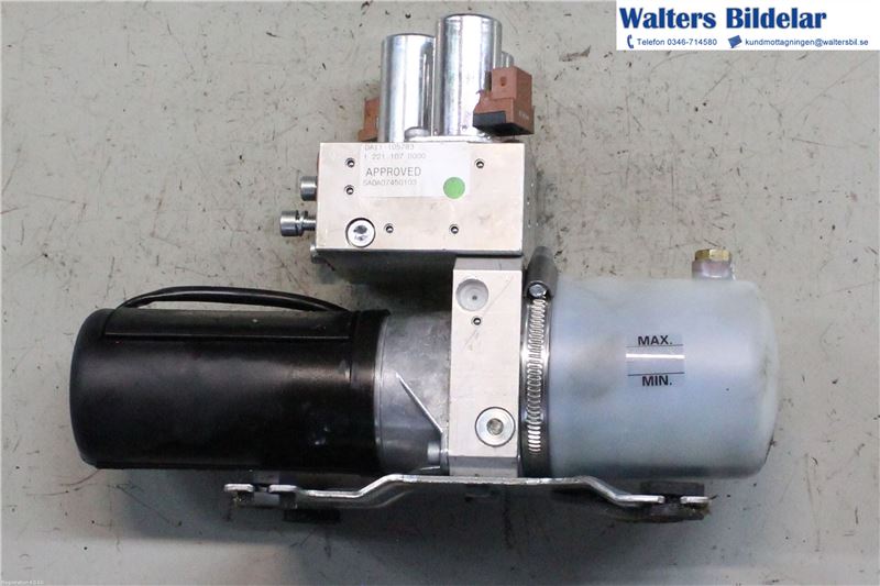 Convertible roof main ram cylinder