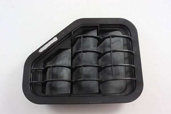 Quarter panel vent
