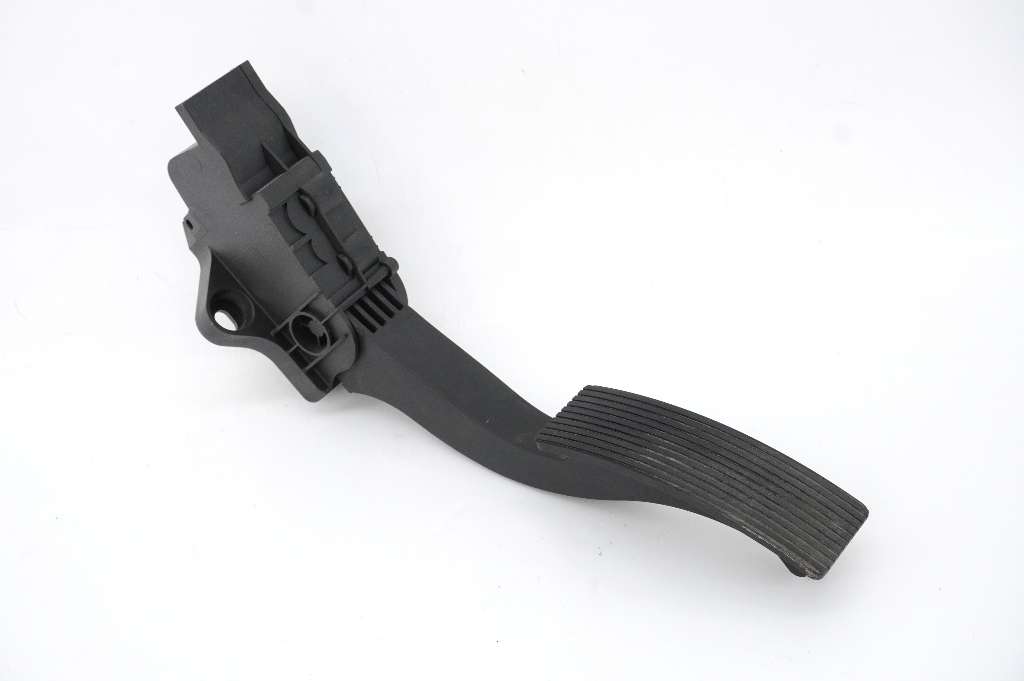 A-246-300-14-04 : Accelerator pedal and Accelerator switch