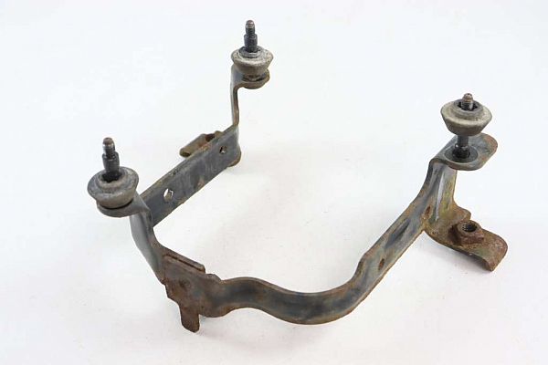 Power steering pump mounting bracket
