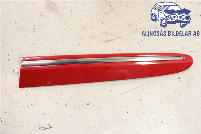 Rear fender trim