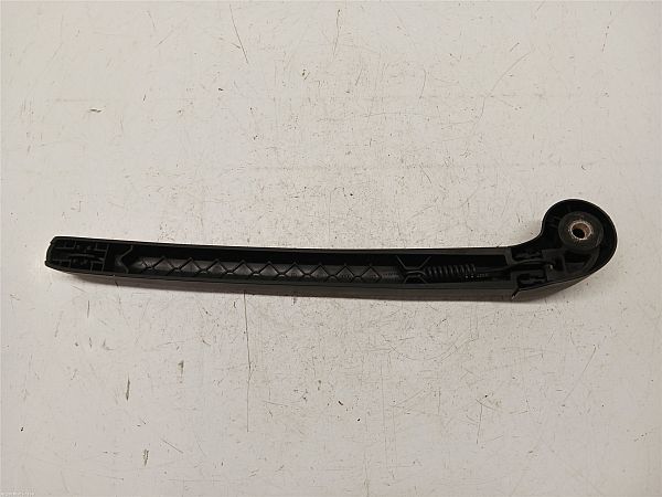 Rear wiper blade arm