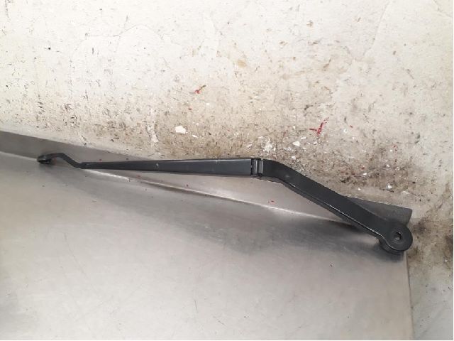 Windshield wiper blade arm