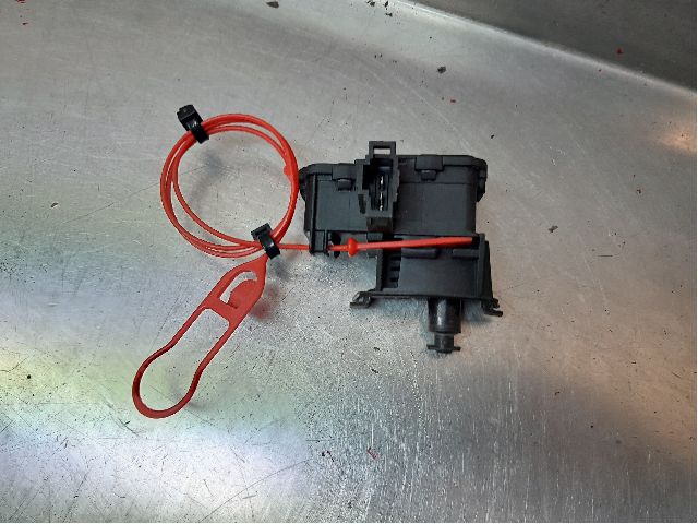 Fuel tank cap lock motor