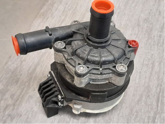 Water pump VOLVO C40