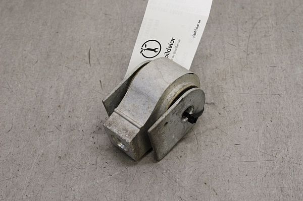 Front differential mounting bracket