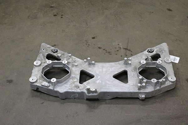 Engine cross member - front VOLVO C40