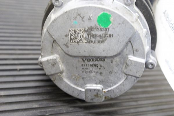 Water pump VOLVO C40