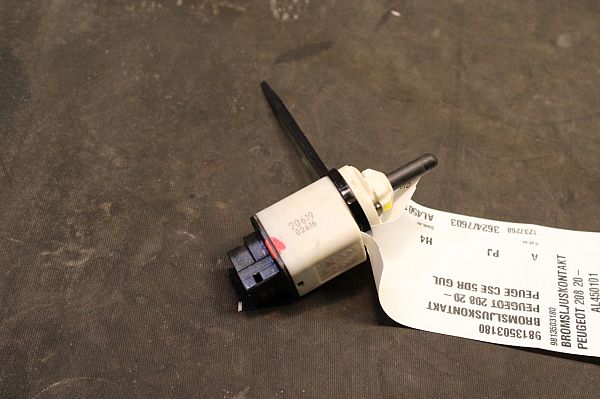 contact feu stop PEUGEOT 208 II (UB_, UP_, UW_, UJ_)