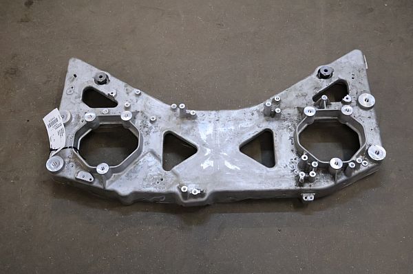 Engine cross member - front VOLVO C40