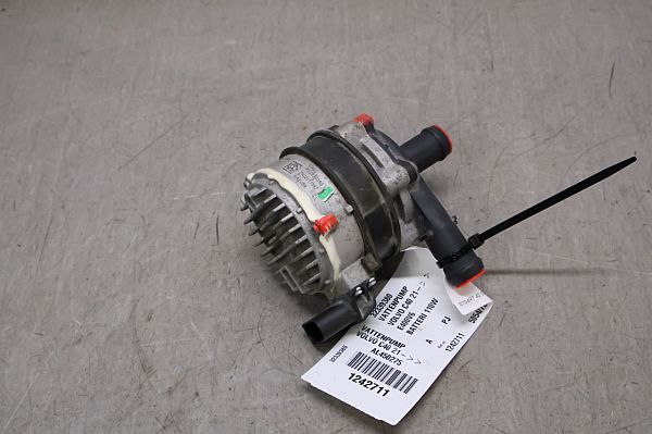 Water pump VOLVO C40