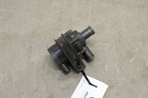 Water pump VOLVO V40 Hatchback (525, 526)