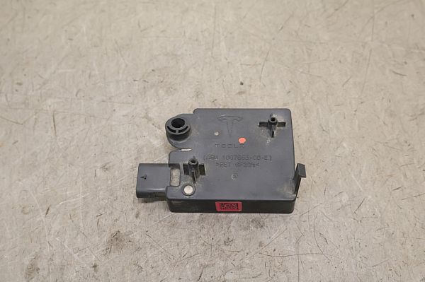 Moduł sterowania - różne TESLA MODEL 3 (5YJ3)