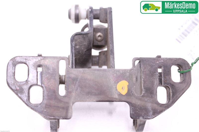 Sliding door middle roller runner
